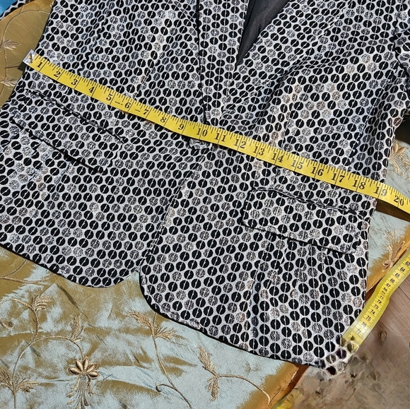 Women's Black and Cream Sequined Patterned Blazer. Size Large. - Picture 8 of 9